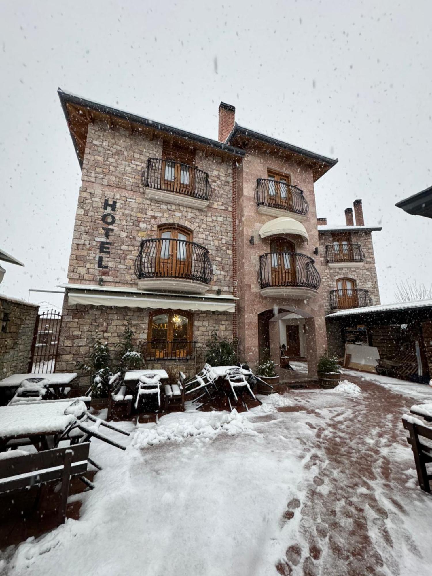 Hotel Ambassador Voskopojë エクステリア 写真