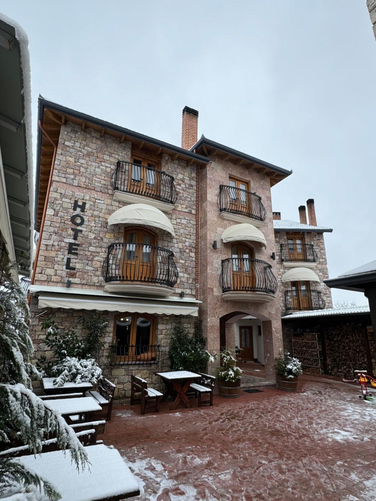 Hotel Ambassador Voskopojë エクステリア 写真