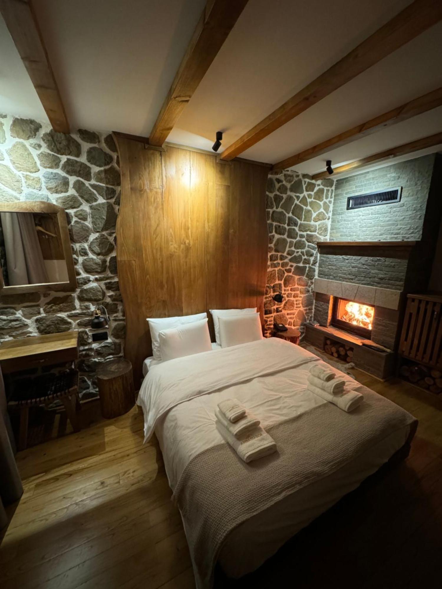 Hotel Ambassador Voskopojë エクステリア 写真