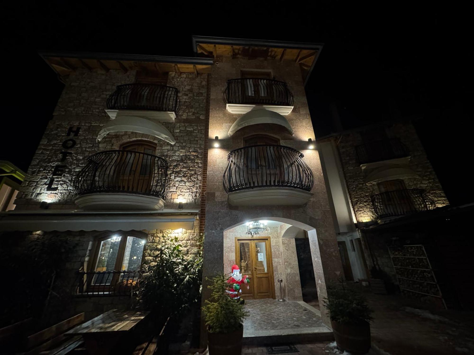 Hotel Ambassador Voskopojë エクステリア 写真