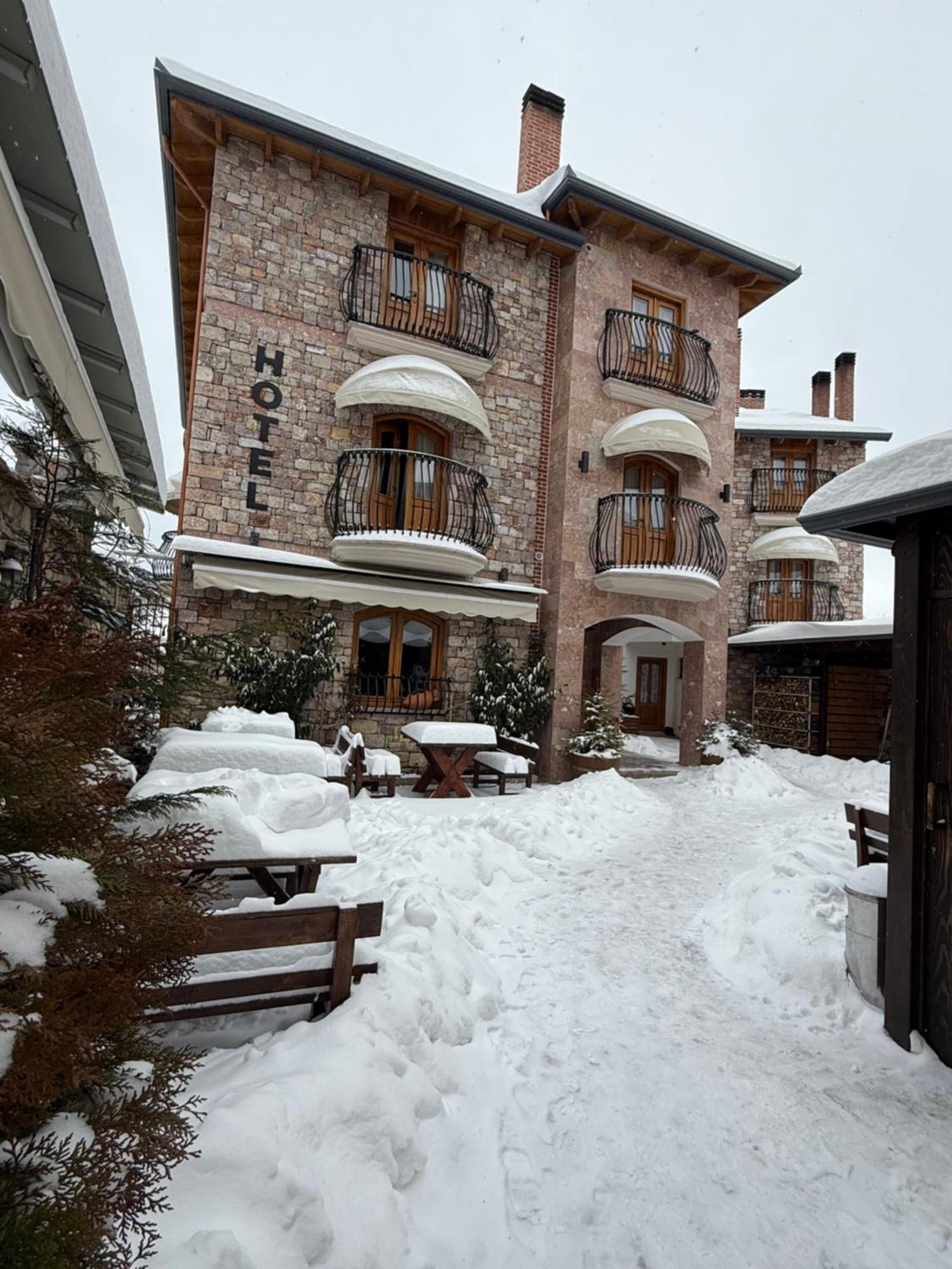 Hotel Ambassador Voskopojë エクステリア 写真